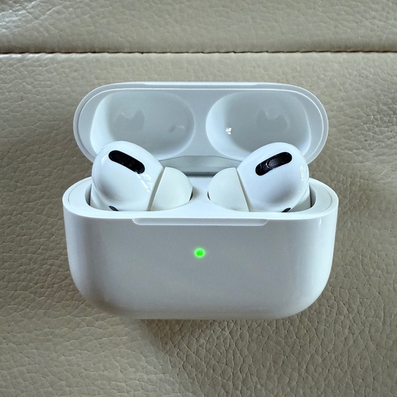 Authentic Apple AirPods Pro 1st generation with Wireless Charging Case A2084 - Picture 3 of 12